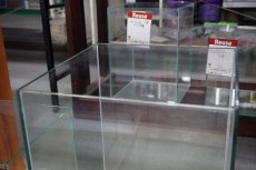 画像2: 【毎月1日〜7日は中古品30%OFFクーポン(reuse30)対象商品】【リユース品】【水槽】フレームレス水槽 30?30?40店頭受け渡し限定 (2)